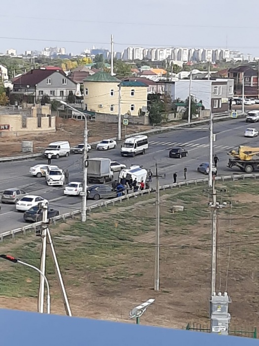 На Аэропортовском шоссе перевернулась маршрутка с пассажирами, видео