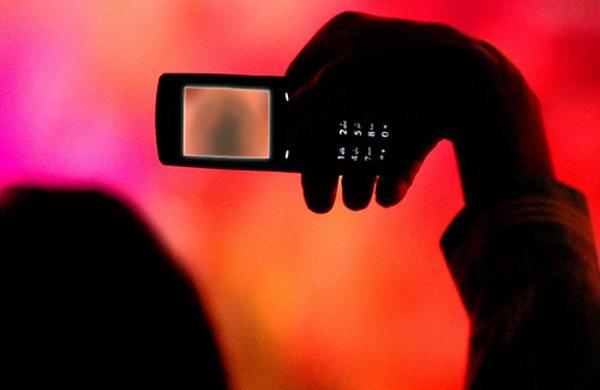 В Астрахани двое мужчин требовали у знакомой 400 тысяч, угрожая распространить интимное видео с ее участием