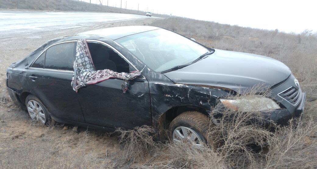 На астраханской трассе опрокинулась иномарка: две пассажирки в больнице