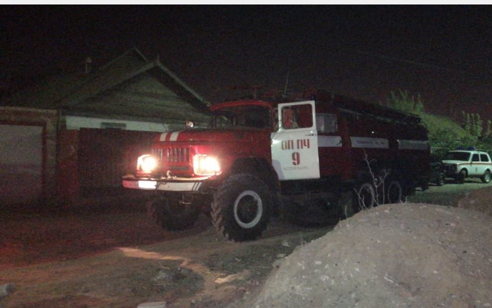 20 человек и 6 единиц техники тушили крупный вечерний пожар в Астрахани