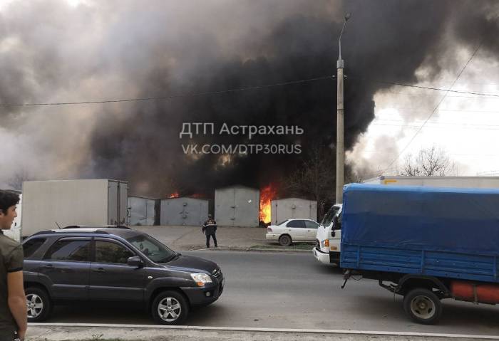 В Астрахани тушат страшный пожар на Звездной