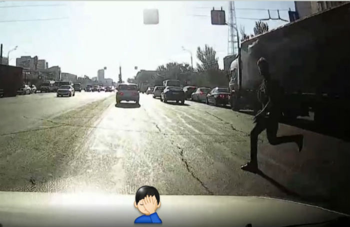 Кадры молниеносной реакции водителя, которая спасла жизнь астраханцу