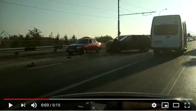 Авария на Новом мосту в Астрахани: маршрутка столкнулась с легковушкой (видео)