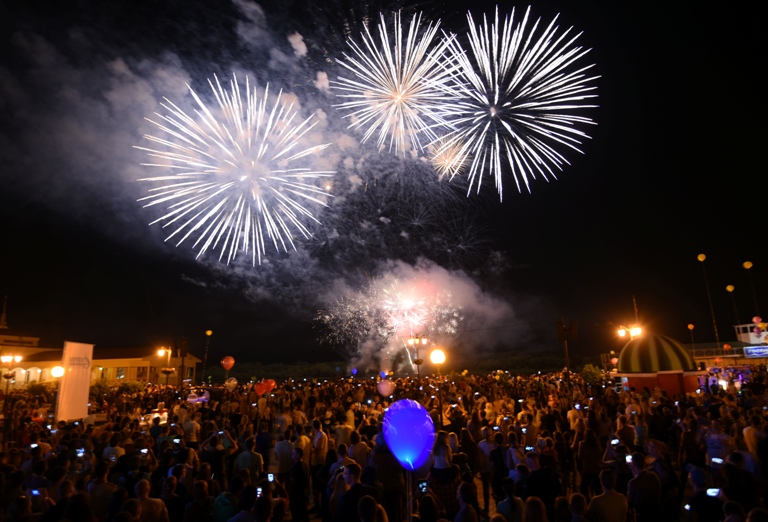 Лукойл и Газпром подарят астраханцам выступление Юлианны Карауловой и салют