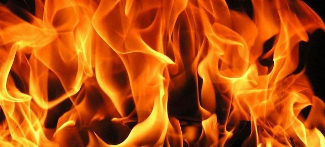 В Астраханской области по неосторожности спалили автомобиль и заброшенный дом