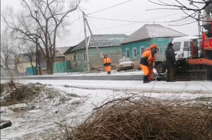 На севере Астраханской области асфальт кладут прямо в снег