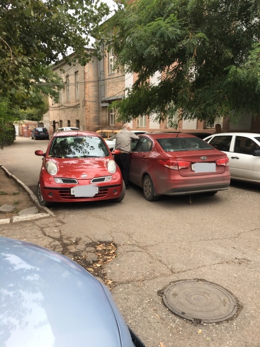 Зажал стеклом, прыснул газовым баллончиком. В центре Астрахани произошла потасовка водителей