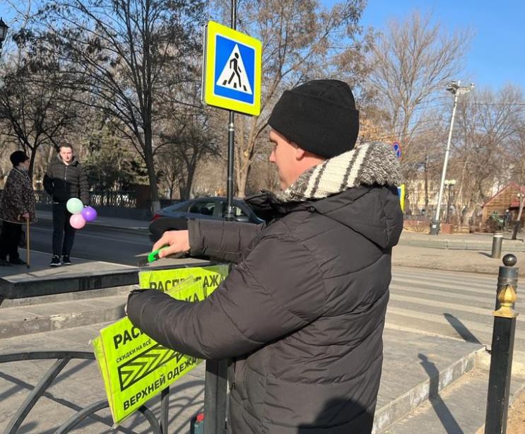 В Кировском районе Астрахани за январь сковырнули 130 незаконных рекламных конструкций