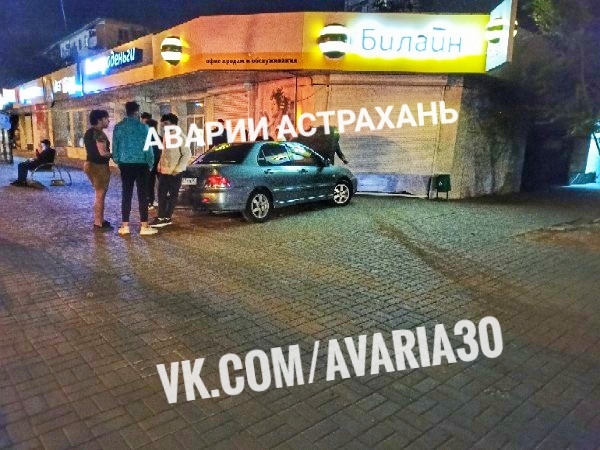 В Астрахани машина влетела в офис сотовой связи