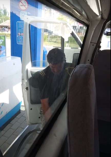 В Астрахани поступок водителя маршрутки, который заправился с полным салоном пассажиров, вызвал жаркие споры