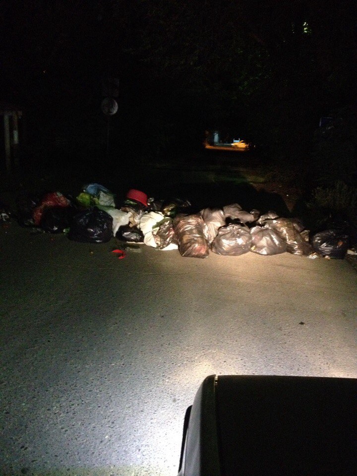 В Астрахани снова выстроили мусорные баррикады