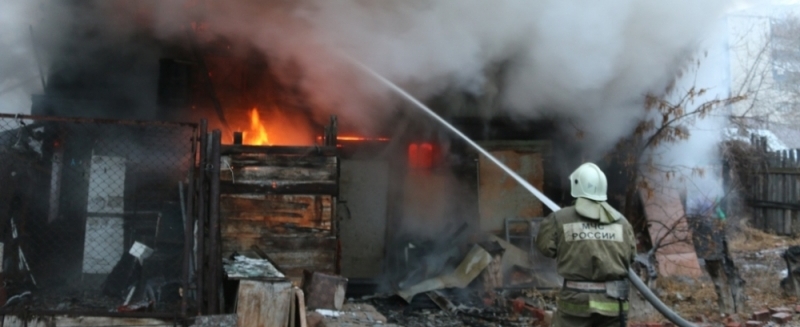 Один человек погиб и трое пострадали на двух пожарах в Астрахани