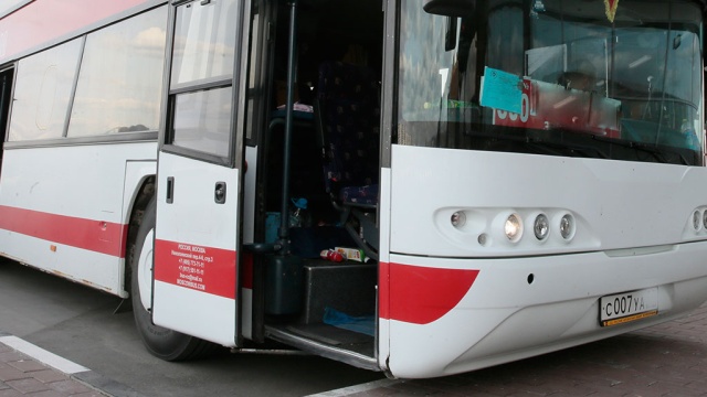 Астраханские полицейские спасли автобус с иностранными учеными из песчаного плена  