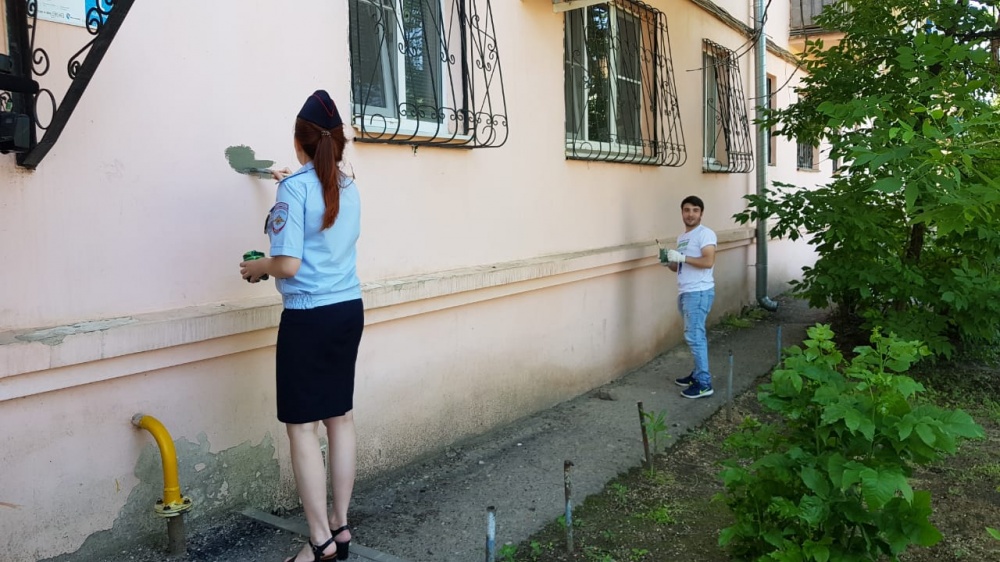 Астрахань продолжают очищать от надписей с рекламой наркотических веществ