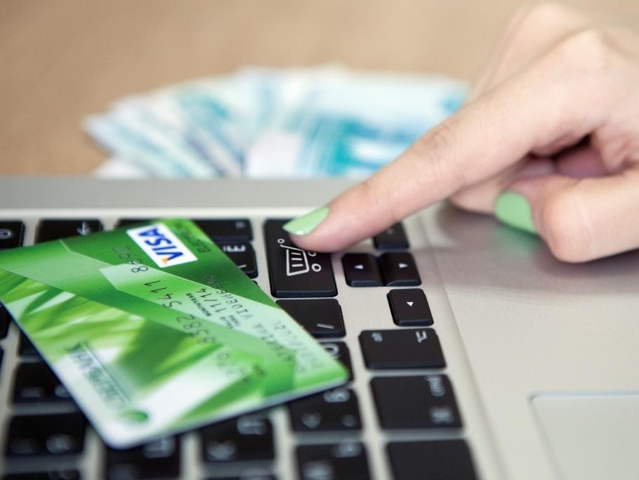 Мошенники оставили астраханцев без дома, швейных машин и денег