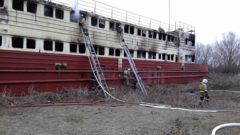 В Астраханской области плавучая гостиница сгорела дотла