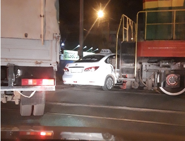 Таксист так хотел поработать, что не заметил локомотив. Подробности курьёзного ДТП 