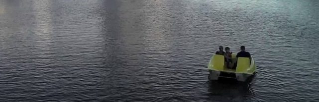 Не заплывайте за буйки: в Астрахани катамаран с незадачливым капитаном едва не унесло течением