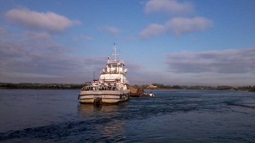 Две баржи сели на мель по дороге из Астрахани в Волгоград