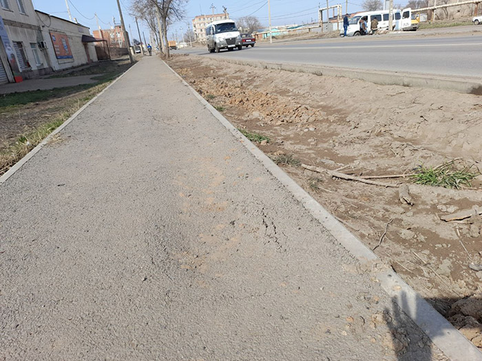 Пешеходная дорожка в центре Трусовского района Астрахани, сделанная в рамках нацпроекта, не продержалась и года