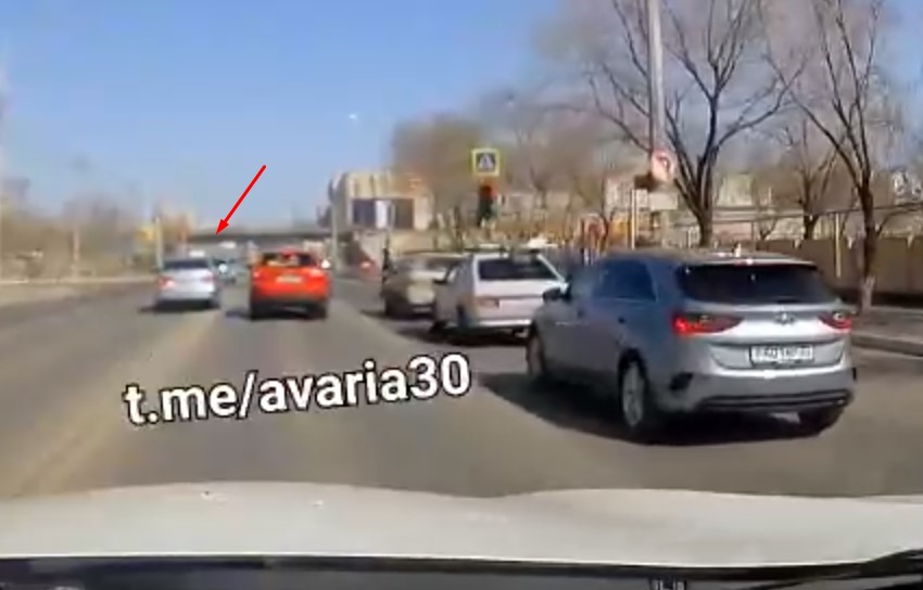 Астраханец за несколько секунд нарушил сразу четыре статьи ПДД: возмутительные кадры