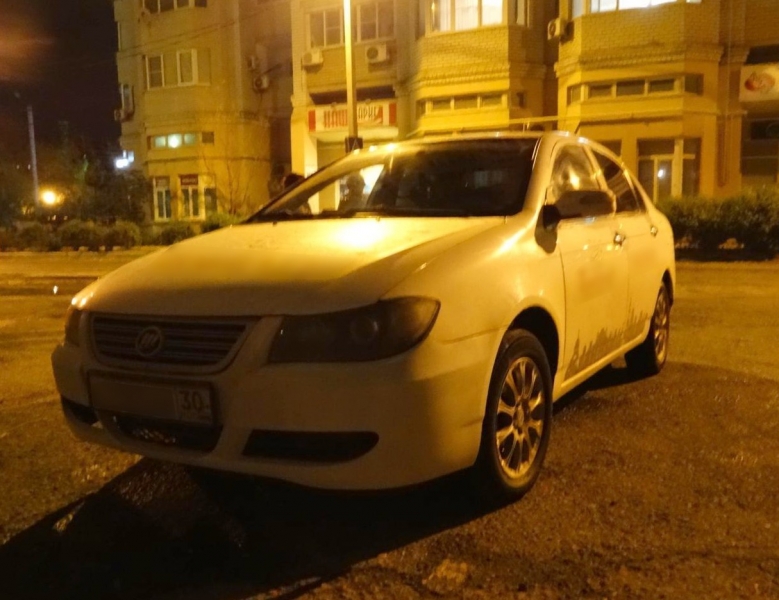 В Астрахани водитель такси сбил двух студенток на "зебре"