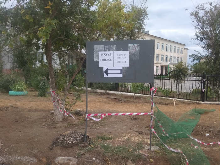 Астраханцам сделали подарок к Дню знаний, перекопав сквер перед школой