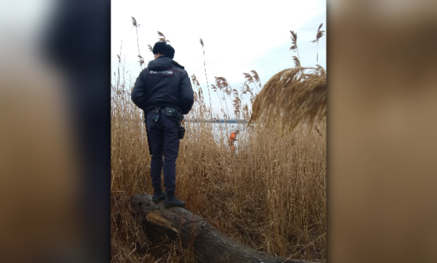 В Астрахани водолазы достали из реки тело женщины