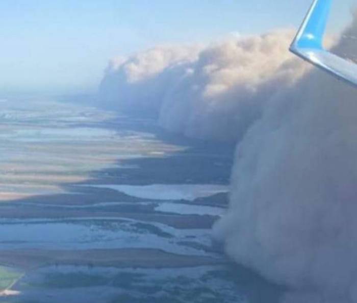 Завораживающие кадры: на видео попал момент начала бури в Астрахани