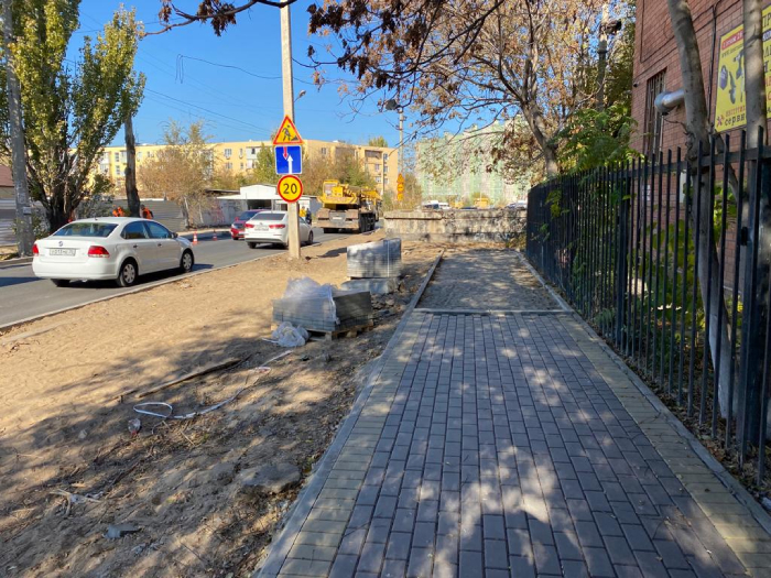 В Астрахани на улице Бориса Алексеева обновляют пешеходные зоны
