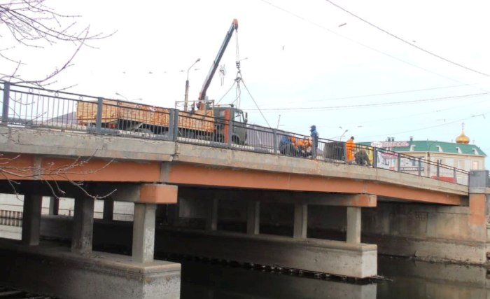 В Астрахани оперативно восстановили рухнувшее ограждение на Красном мосту 