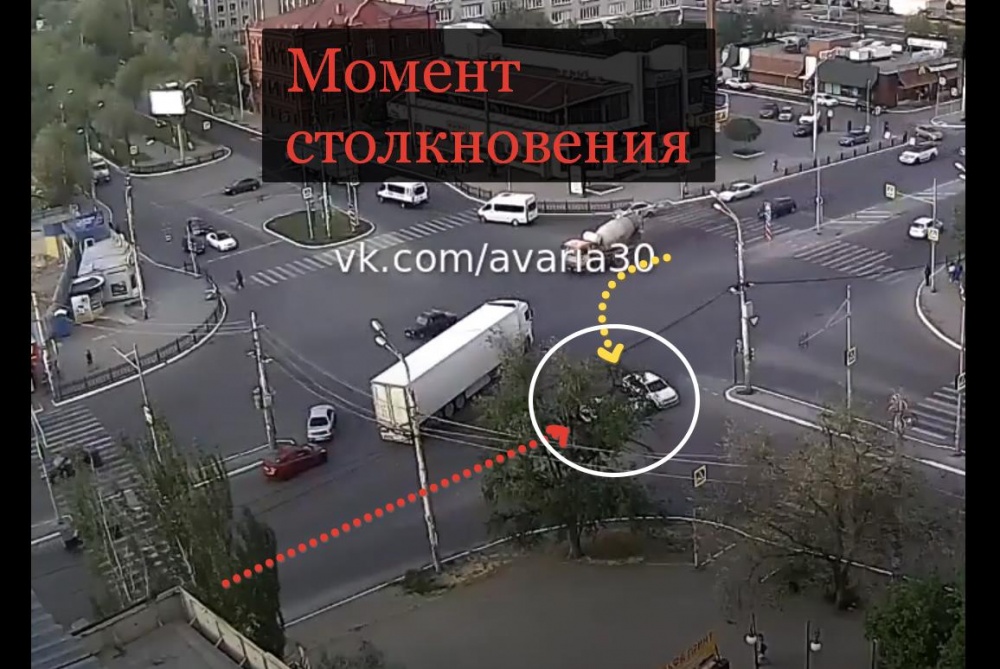 Приора протаранила такси на перекрестке Савушкина и Анри Барбюса
