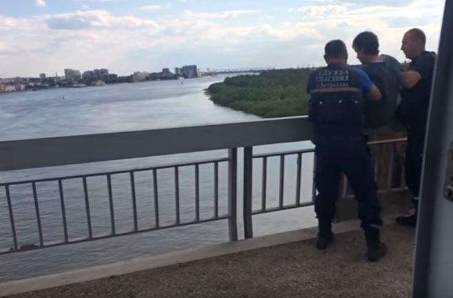 Астраханец едва не покончил с собой, собираясь прыгнуть с моста. Видео