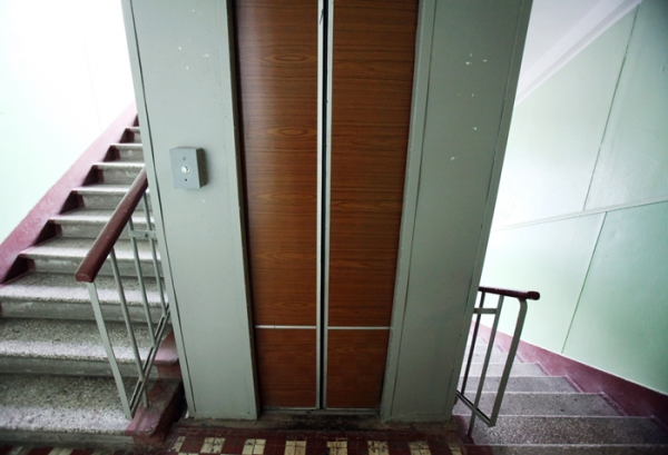 В Астрахани вор без тормозов оставил жителей многоэтажки без лифта