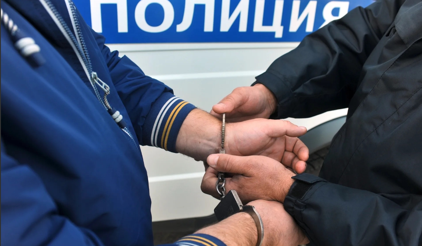 В Астрахани полицейские получили по 4,5 года за подброшенные в тайник наркотики
