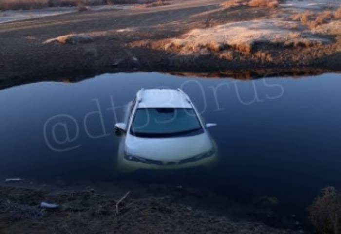 Под Астраханью Тойота вылетела в воду, водитель погиб