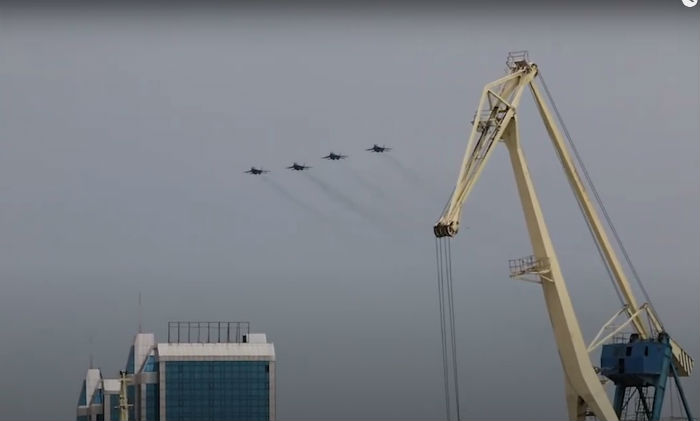 В небе над Астраханью боевые самолеты показали правый пеленг