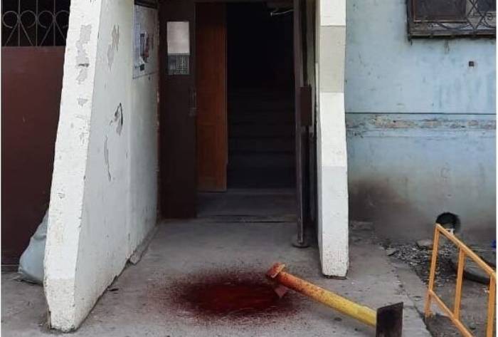 В Астрахани мужчина выпал из окна и разбился насмерть