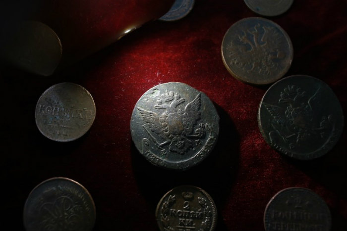 Астраханские таможенники передали в музей старинные монеты, изъятые у контрабандистов