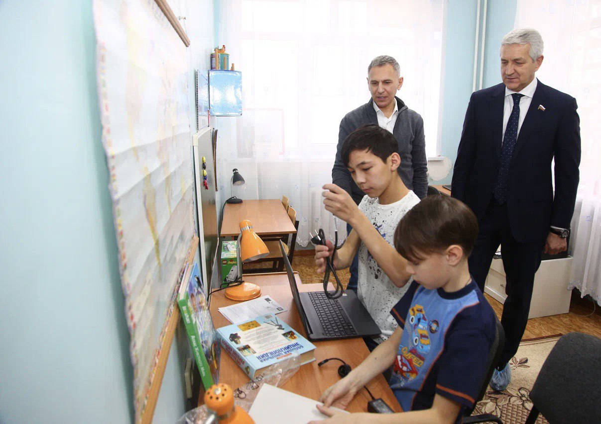 Леонид Огуль и фонд «Созвездие добра» передали центру «Малышок» 12 ноутбуков