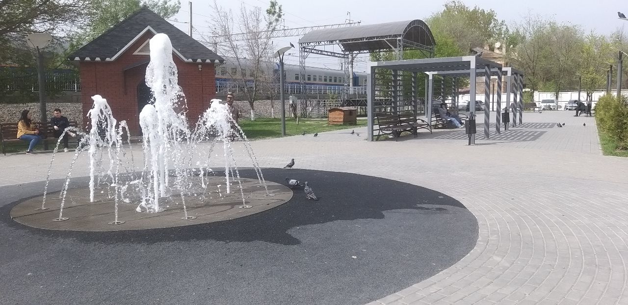 В Астрахани в парке у вокзала заработал фонтан
