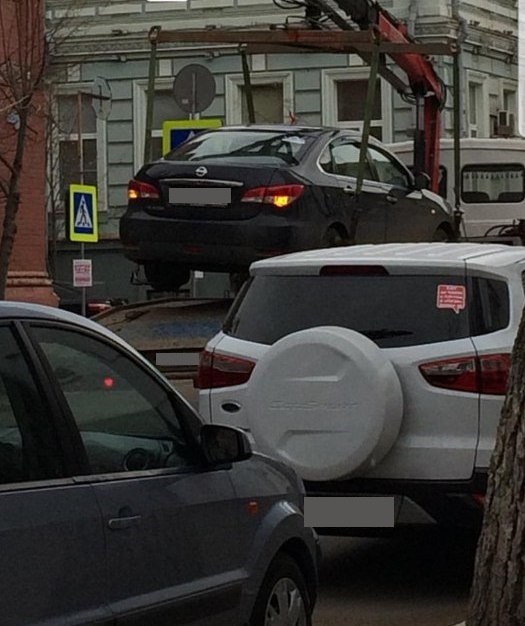 У здания Думы Астраханской области эвакуируют машины