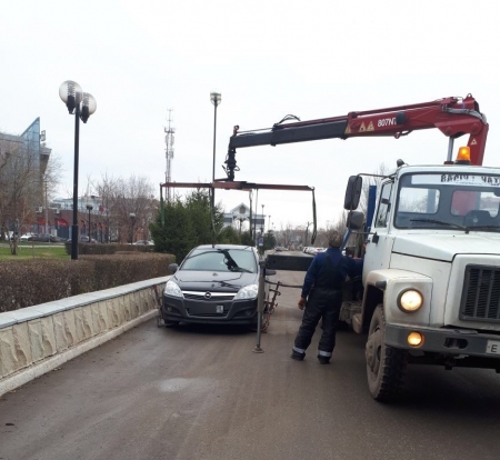 В Астрахани эвакуировали машины, стоявшие у Триумфальной арки в нарушение правил