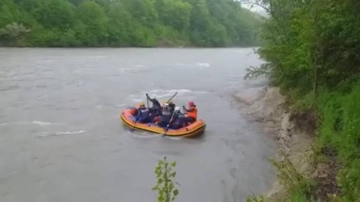 Два астраханца сорвались в горную реку в Адыгее: спасатели разыскивают туристов