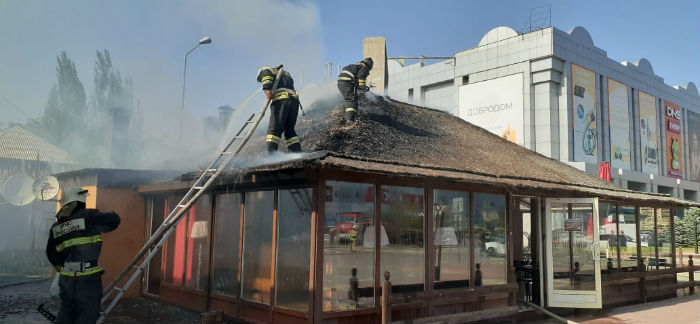 В Астрахани напротив "Алимпика" горит кафе
