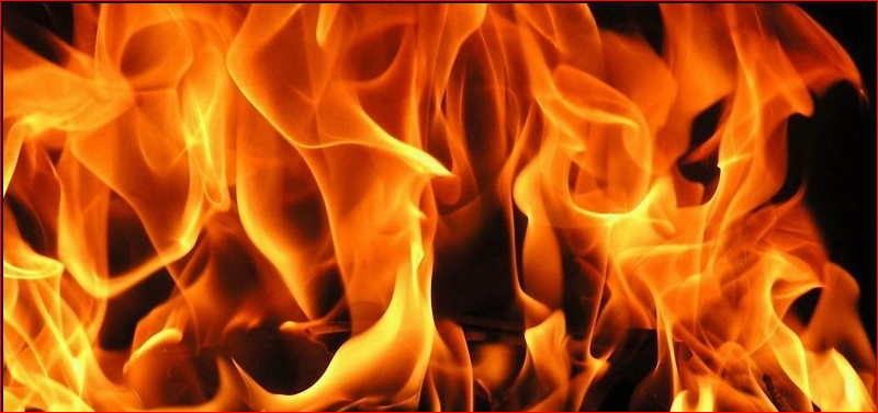 Ночью в Астрахани сгорел жилой дом