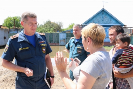 В Астрахани продолжается откачка воды с придворовых территорий и улиц 