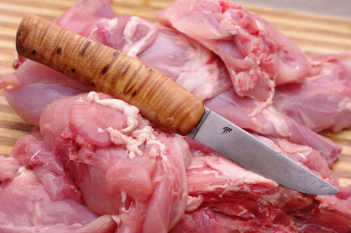 Жизнь за пачку сигарет: астраханец чуть не расправился с подругой