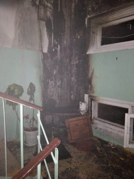 В одном из подъездов в Астрахани прямо на лестничной площадке начался пожар
