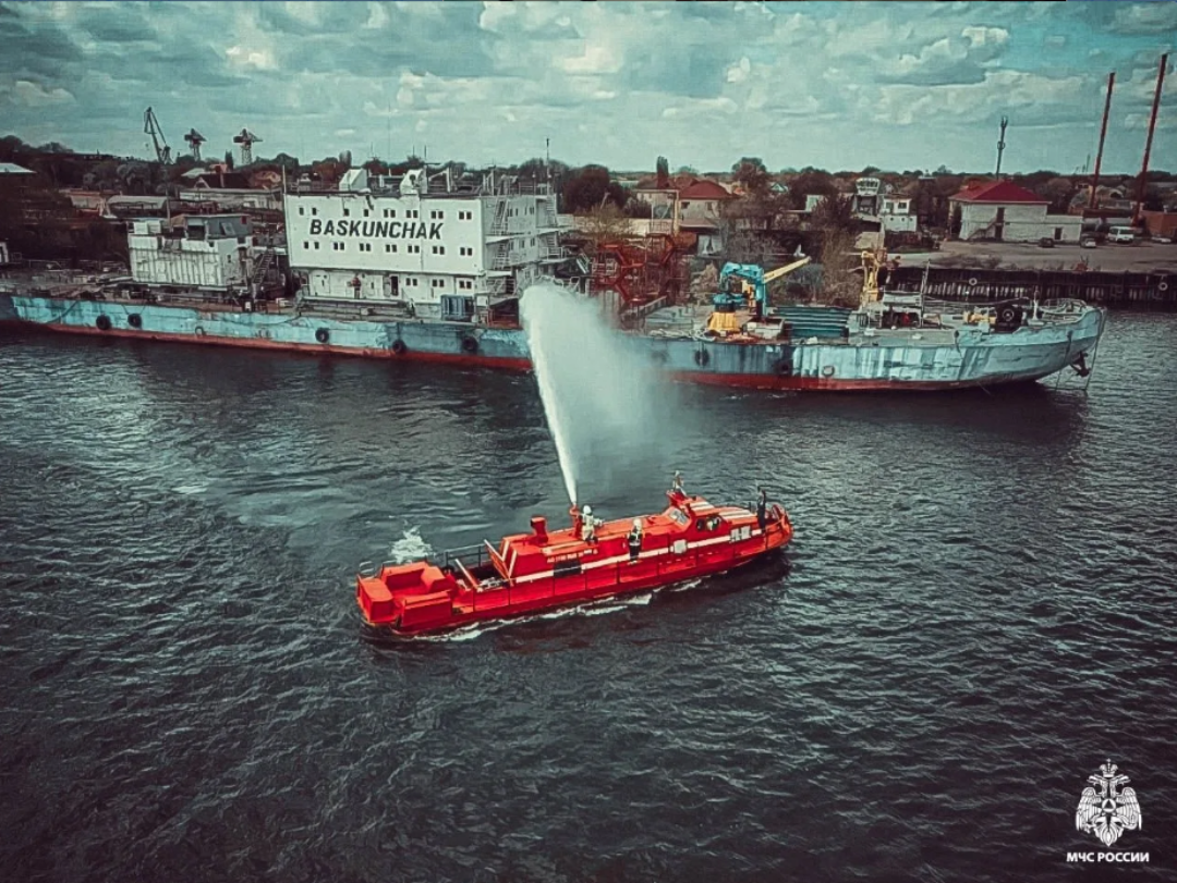 Пожар на исследовательском судне в Астрахани оказался масштабной тренировкой МЧС